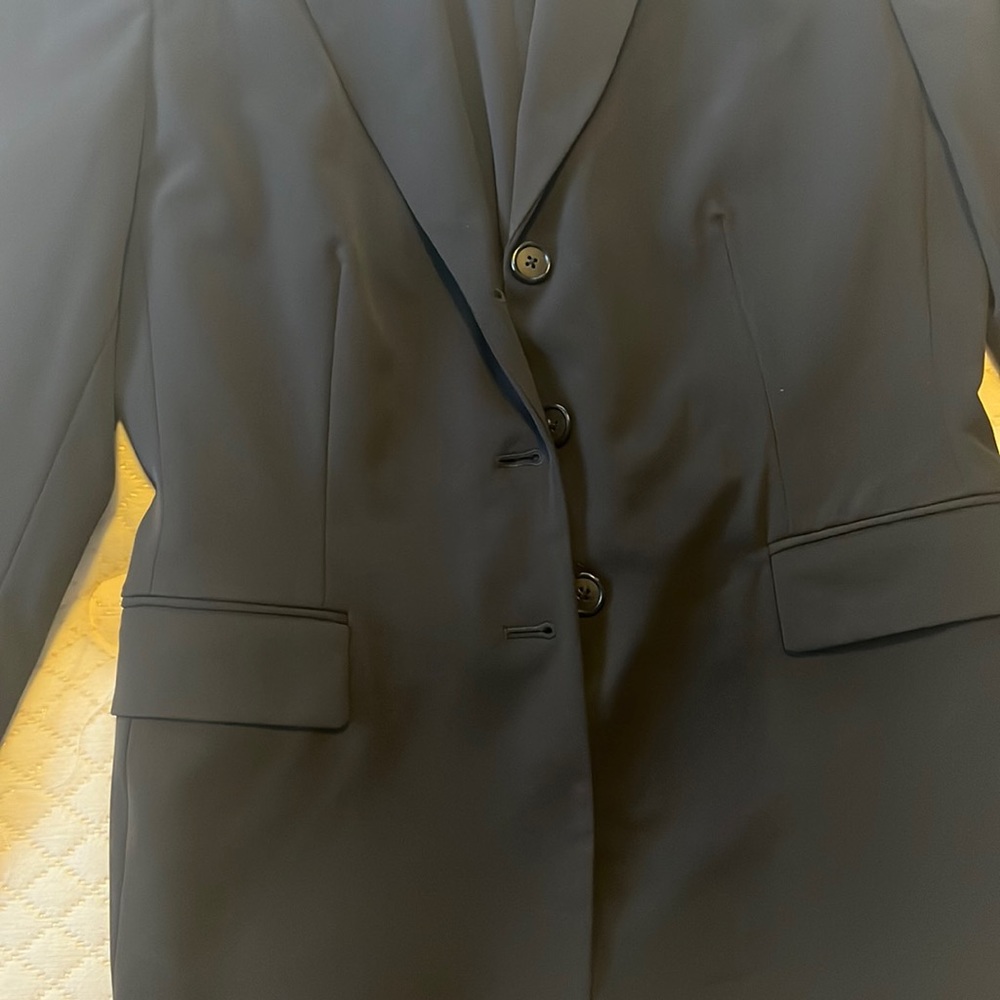 Women's business suit size 6 black used name brand Tahari